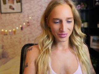 Nicolette Sins webcam model stream image