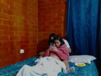 kissesssdoublesss webcam model stream image
