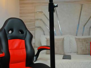 Maxx Thomson webcam model stream image