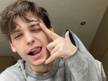 EvanDionys webcam model stream image