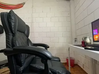 Max_TheHorseDick webcam model stream image