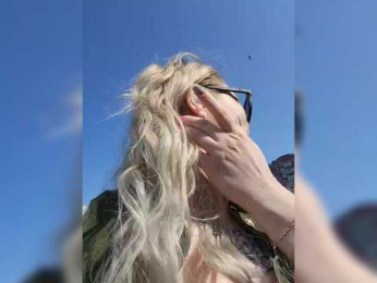 YourFunnyBlondiee webcam model stream image