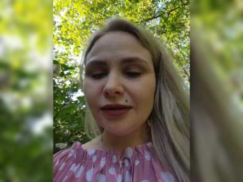YourFunnyBlondiee webcam model stream image