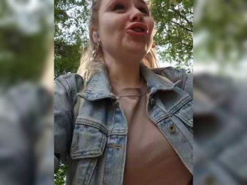 YourFunnyBlondiee webcam model stream image
