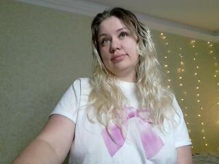 Kira Pride webcam model stream image