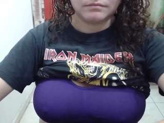 curly-greeneyed webcam model stream image