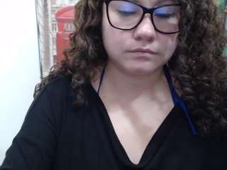 curly-greeneyed webcam model stream image