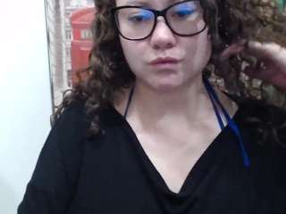 curly-greeneyed webcam model stream image