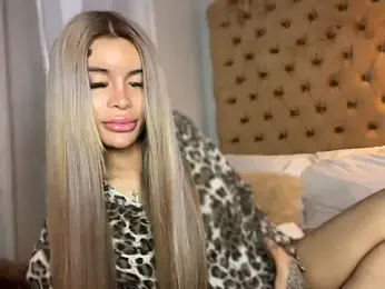 LUUVRRI_21 webcam stripchat model stream image