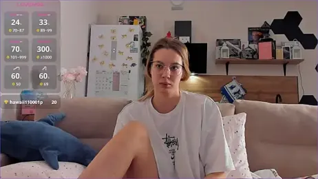 Girl_alone_home webcam model stream image