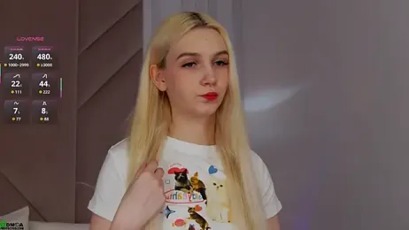 SaraHearts webcam stripchat model stream image