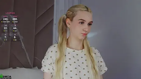 SaraHearts webcam stripchat model stream image