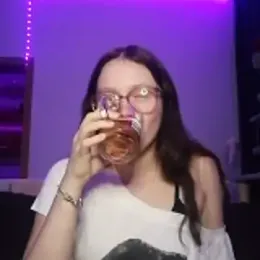 YoungLisaa18 webcam model stream image