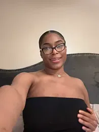 CandyLuxxxx webcam stripchat model stream image