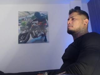 Apolo Strongman webcam model stream image