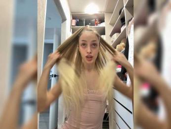 MilaLuxe webcam model stream image