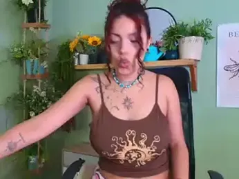 Liittleluaa_ webcam model stream image