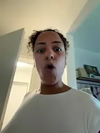 SweetPetiteNoir webcam model stream image