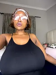 Bustygoddess32 webcam model stream image