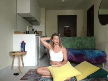 lailagetsnaked webcam chaturbate model stream image
