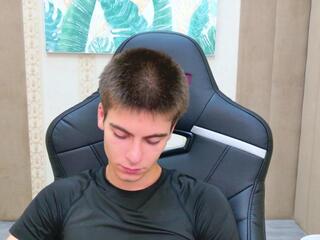 Leonard Cross webcam model stream image
