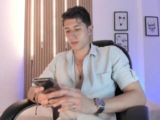 Maverick Hunter webcam flirt4free model stream image