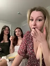Teya_moon_ webcam model stream image