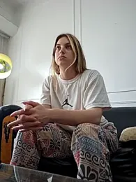 Elnonoykeila77 webcam model stream image