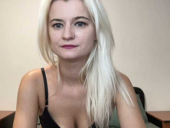 OnikaLove webcam model stream image