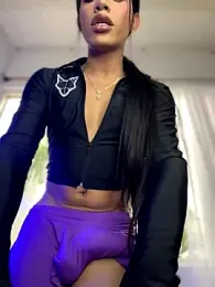 Emaa- webcam model stream image