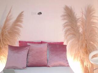 Lucy Minds webcam model stream image