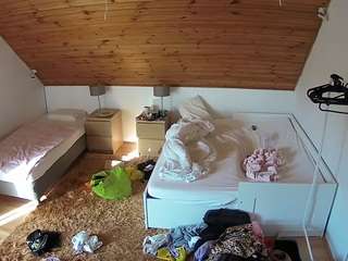 voyeurcam-julmodels-whitebed-2 camsoda stream image