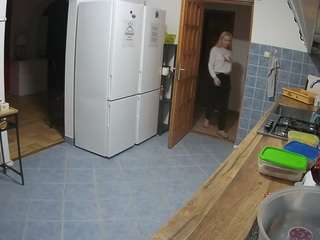 voyeurcam-julmodels-kitchen camsoda stream image