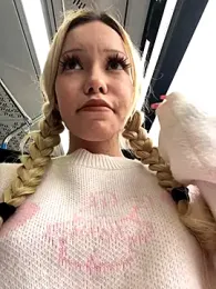 babydolll stripchat stream image