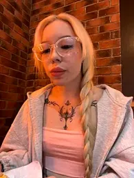 babydolll stripchat stream image