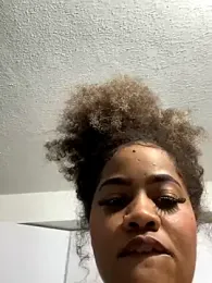 riri_brunnete stripchat stream image