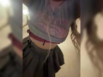 LittleDelora bongacams stream image