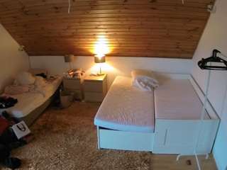 voyeurcam-julmodels-whitebed-2 camsoda stream image