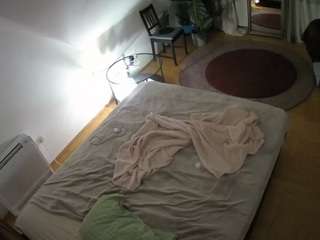 voyeurcam-julmodels-whitebed-4 camsoda stream image