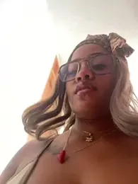 riri_brunnete stripchat stream image