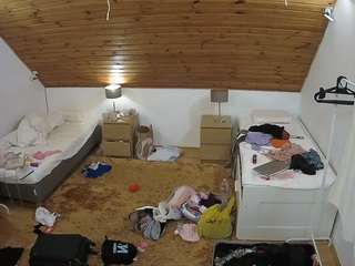 voyeurcam-julmodels-whitebed-2 camsoda stream image